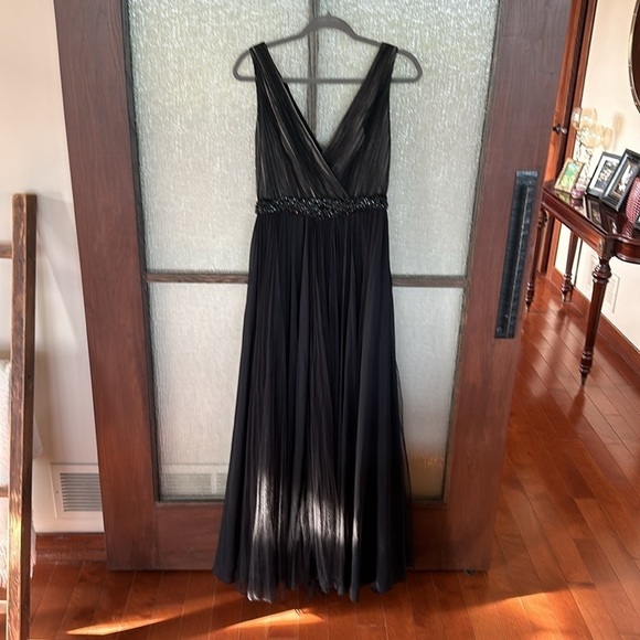Badgley Mischka
Black Pleated Gown size 6 - Picture 6 of 12